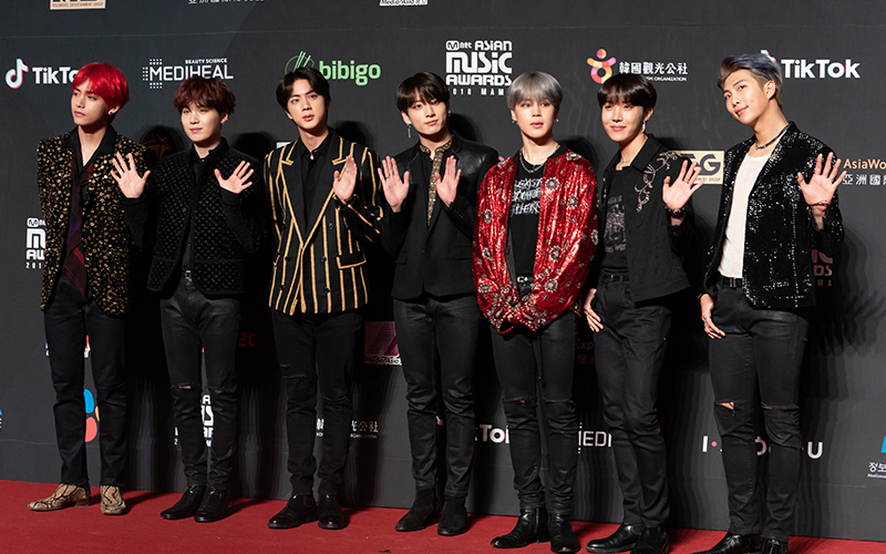 BTS, el grupo de k-pop, deslumbra en la alfombra roja de los Grammys 2022