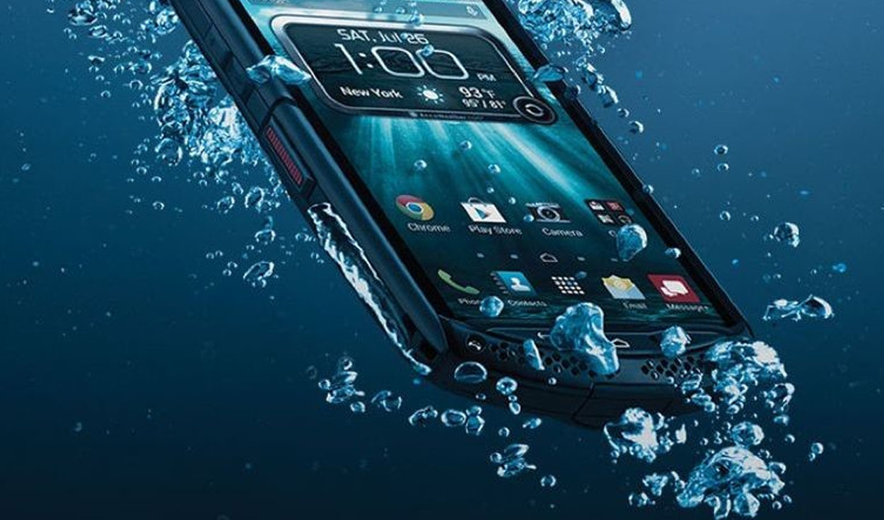 unocero - ¿Los teléfonos resistentes al agua pueden sumergirse en el mar?