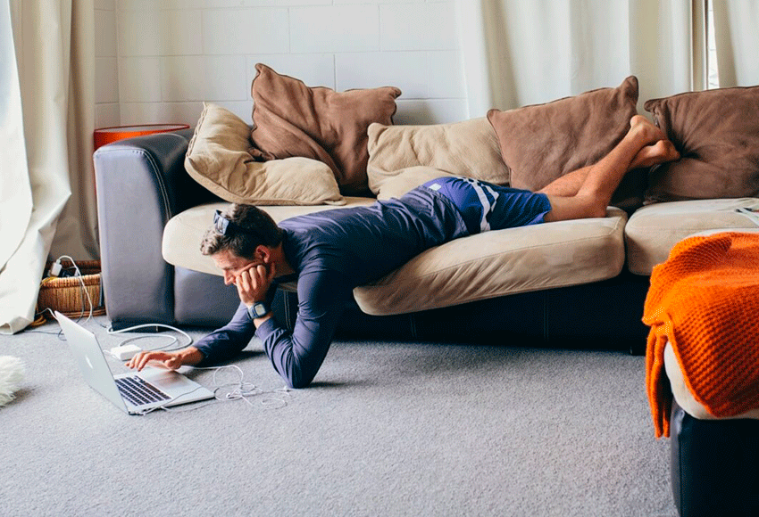 Permanecer en pijama y trabajar desde un sofá o cama, no ocasionará un  buen rendimiento laboral (Foto: Difusión)