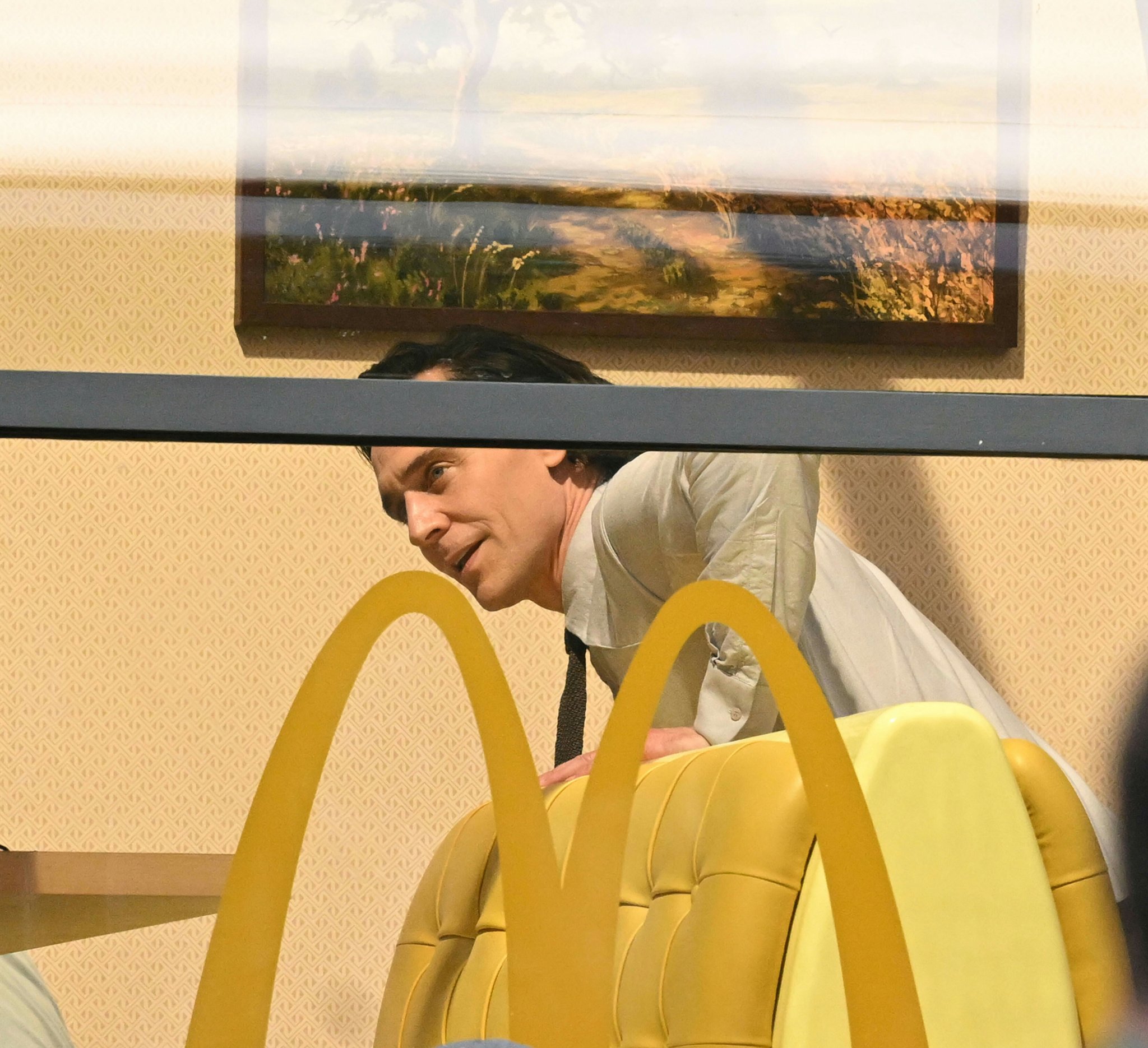 Loki e Sylvie visitam McDonalds em novas fotos do set da segunda