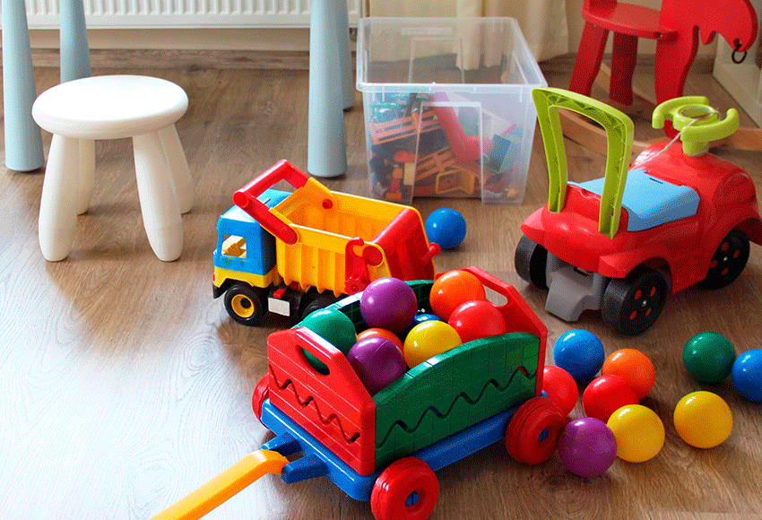Colocando cestos que estén al alcance de los niños, se logrará una mejor organización de los juguetes