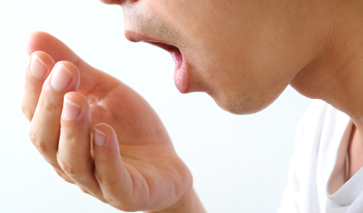 La sequedad en la boca es un síntoma de que la persona tiene halitosis