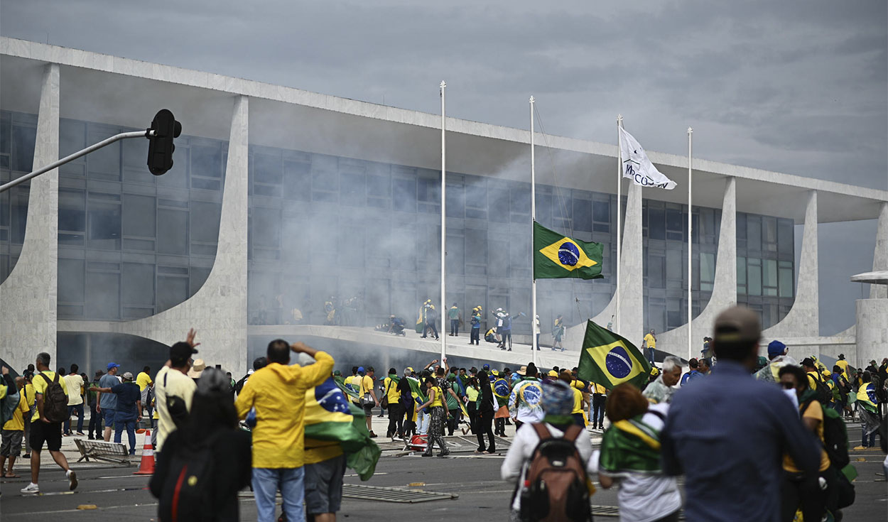 The violent demonstrators circumvented the police siege and entered the main seats of power in Brazil.  Photo: EFE