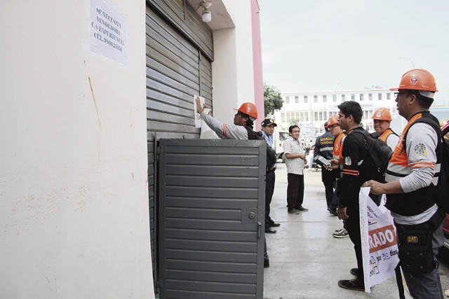 Comerciantes protestan por cierre temporal de sus negocios