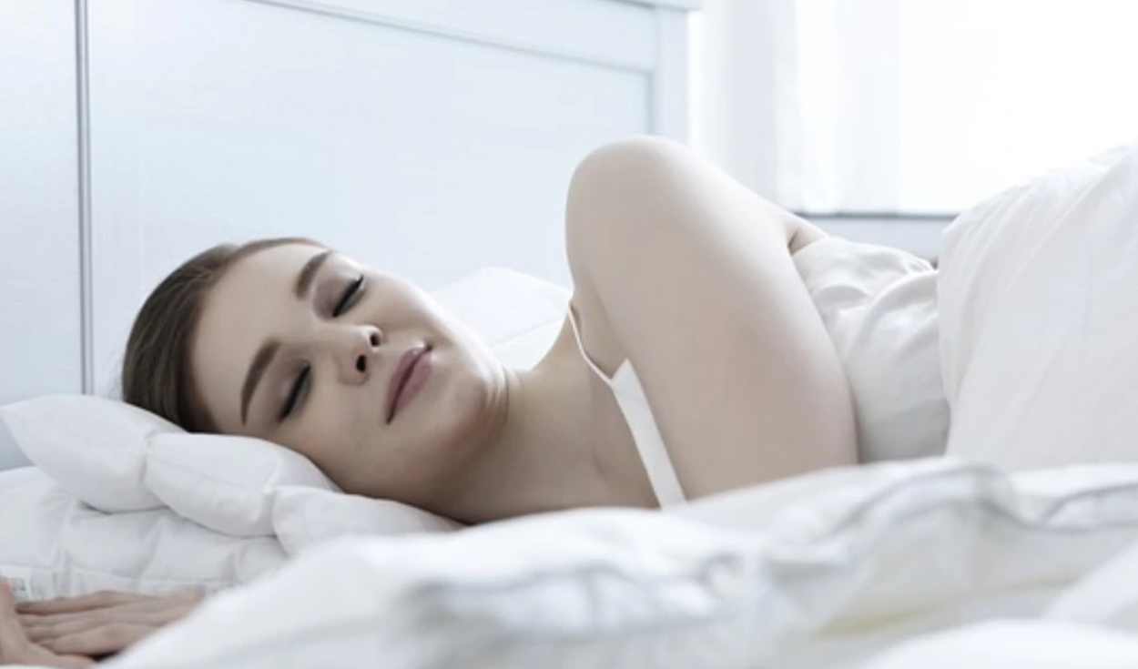 Establecer hábitos saludables de sueño, como tener un horario para ir a dormir, ayuda a prevenir el insomnio