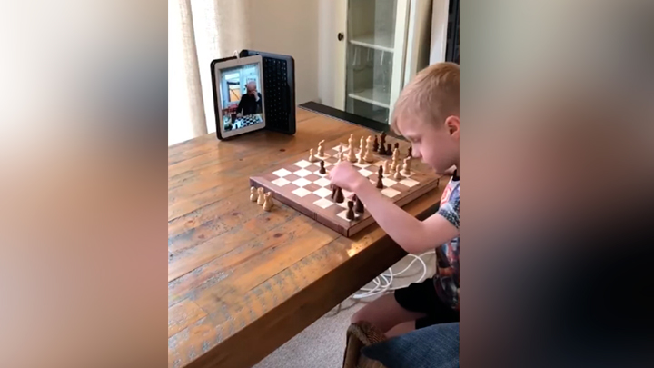 El abuelo que enseña a los chicos a jugar al ajedrez en la calle - LA NACION