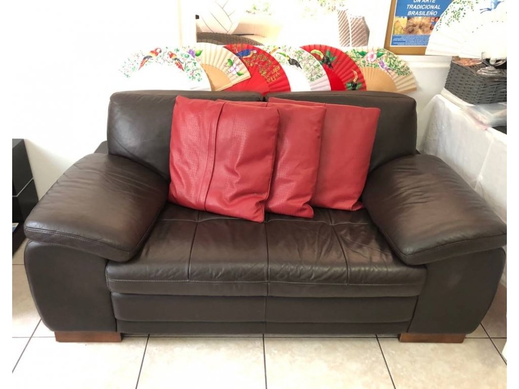 cojínes rojos y mueble marrón; perfecta combinación