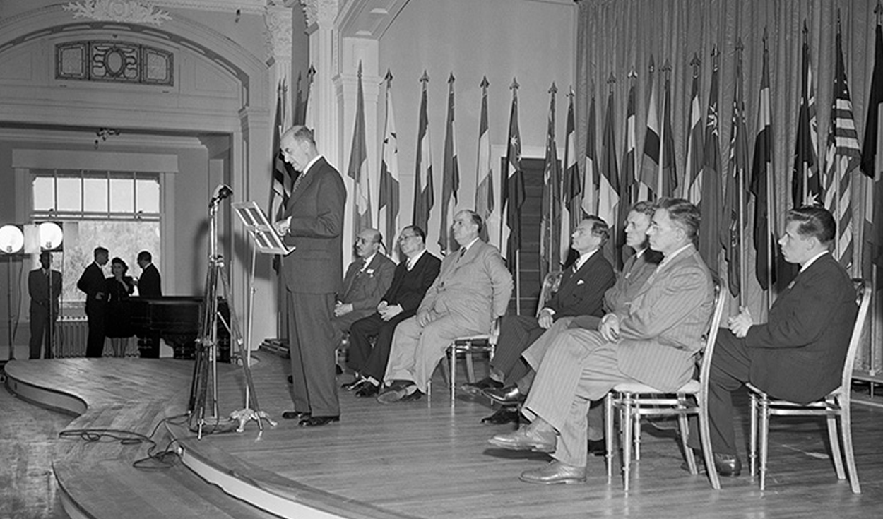 Representatives of 44 countries at the Bretton Woods conference at the Mount Washington Hotel.  Photo: Federal Reserve History