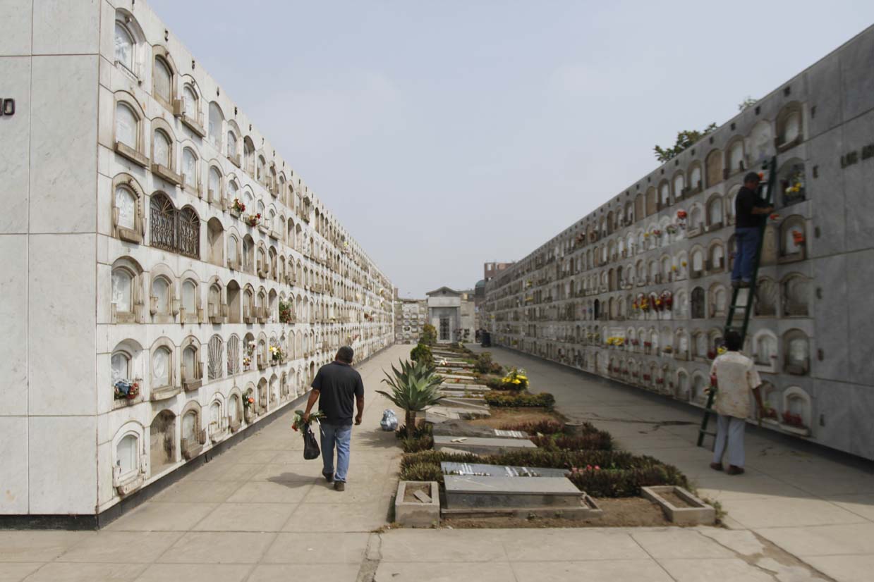 Miles visitan cementerios Padre Eterno, El Ángel y Collique para rendir  homenaje a sus madres [FOTOS] | Sociedad | La República