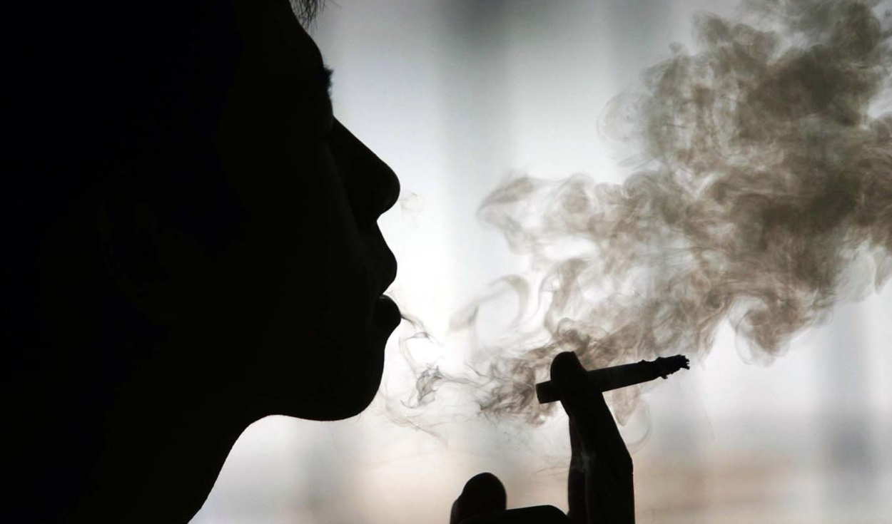 Gran cantidad de fumadores señala que los ayuda a reducir el estrés cotidiano. Foto: Andina