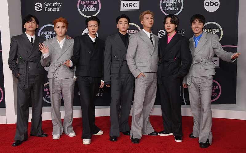 BTS, el grupo de k-pop, deslumbra en la alfombra roja de los Grammys 2022