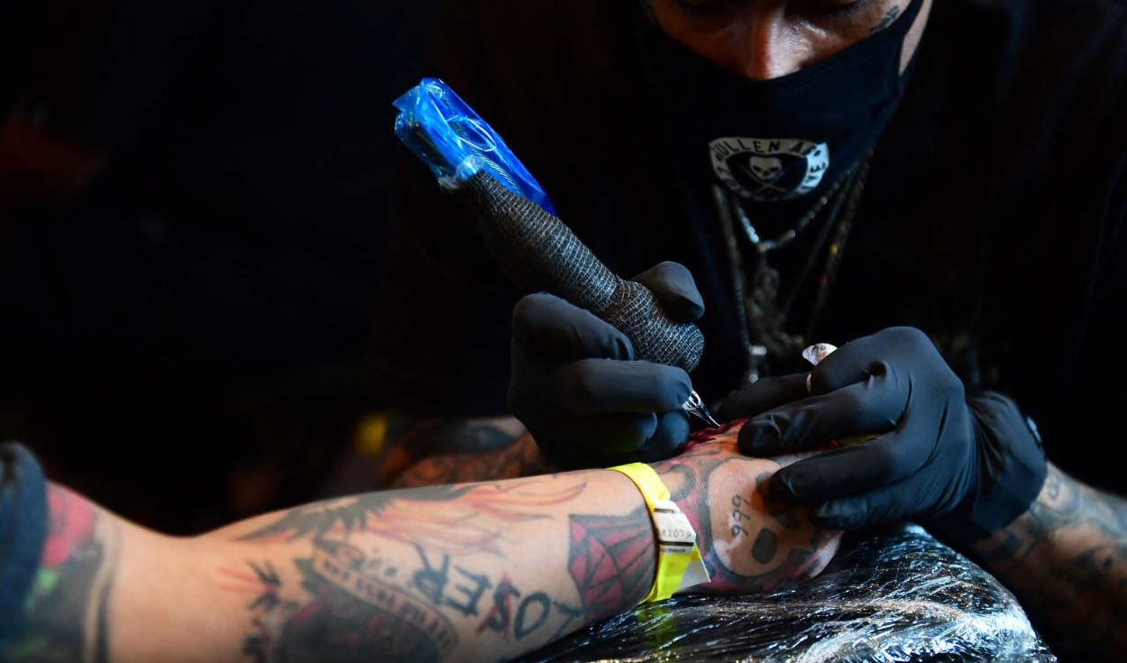 Al momento de tatuarse, se debe verificar que las personas que tatúen estén capacitadas para este trabajo