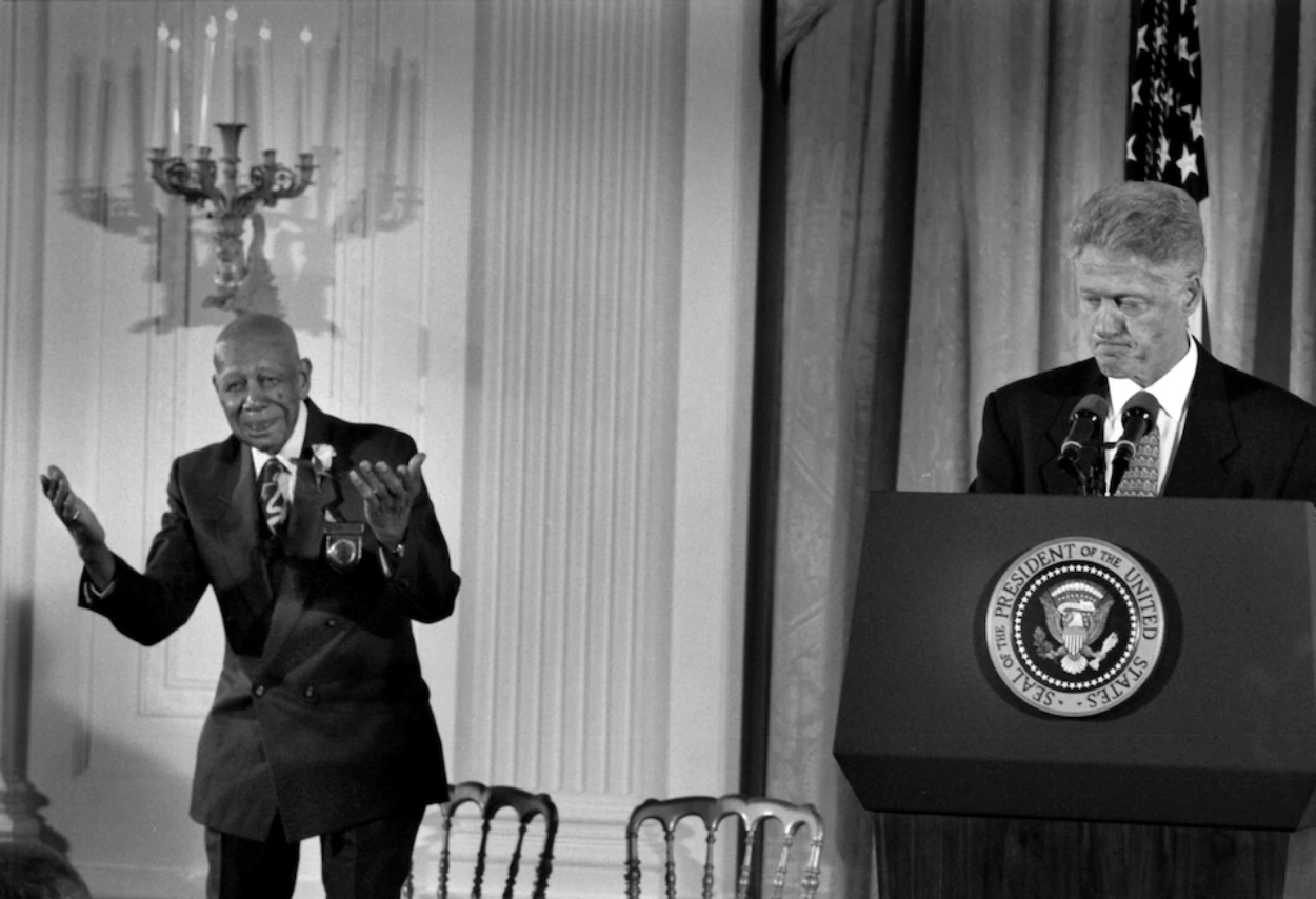 Herman Shaw, one of the last survivors of the Tuskegee study, next to former US President Bill Clinton.  Photo: Susan Biddle/Washington Post