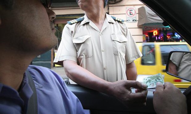 Detienen a policía de Tránsito por presuntamente recibir una coima de 10 soles | Sociedad | La República
