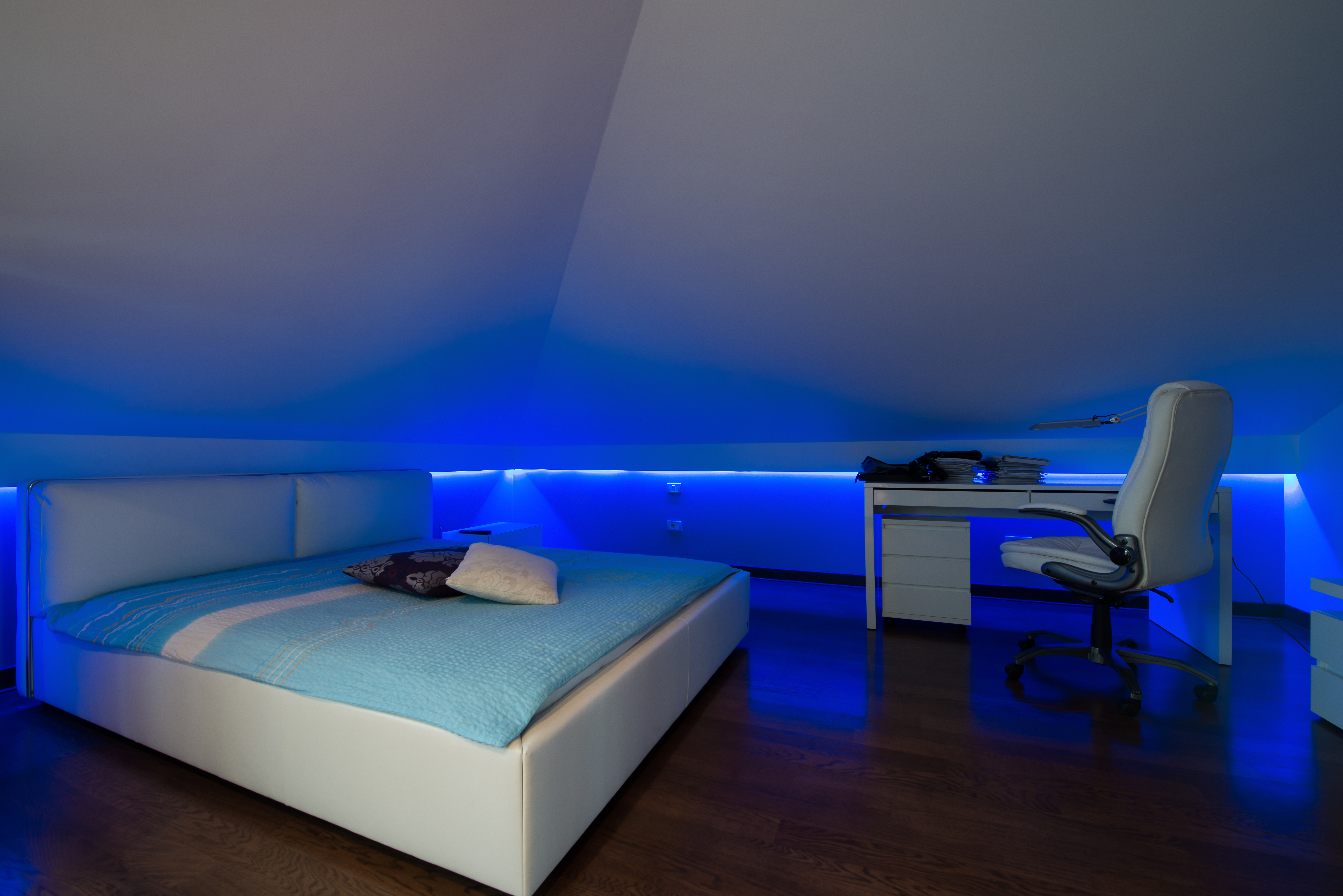 Un dormitorio sencillo, se ve realzado con iluminación Led