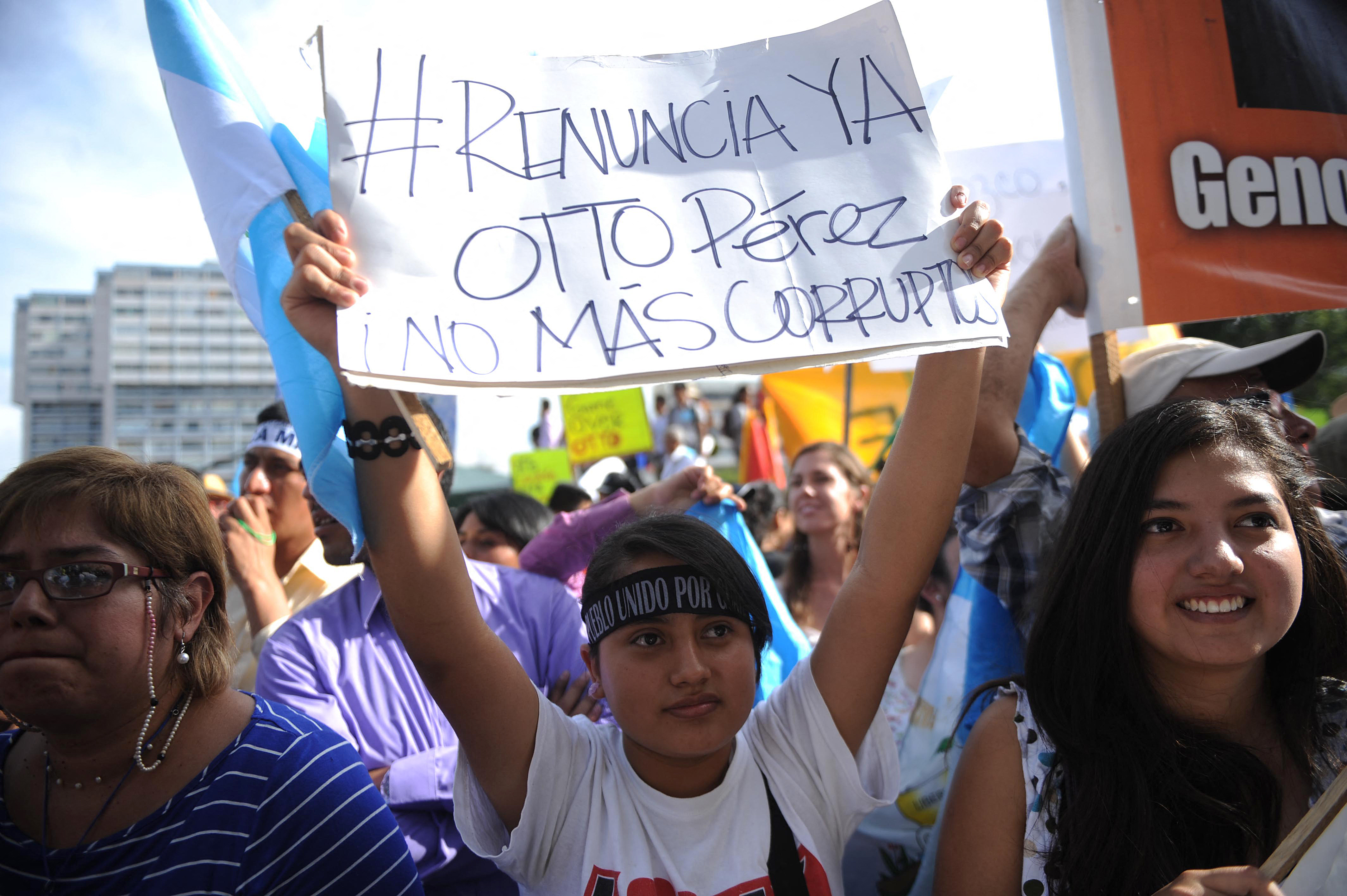 Guatemalans demonstrated demanding the resignation of Otto Pérez from the presidency, for alleged acts of corruption.  Photo: AFP