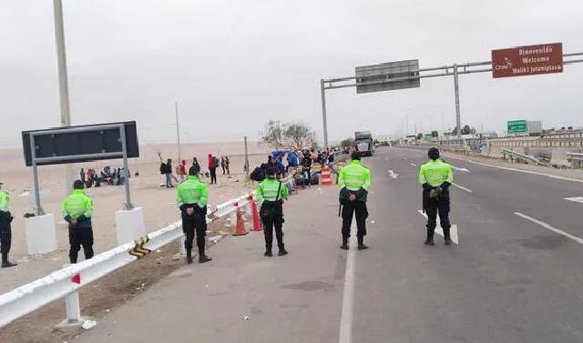 Migrantes ilegales se aglomeran en frontera para ingresar a Perú