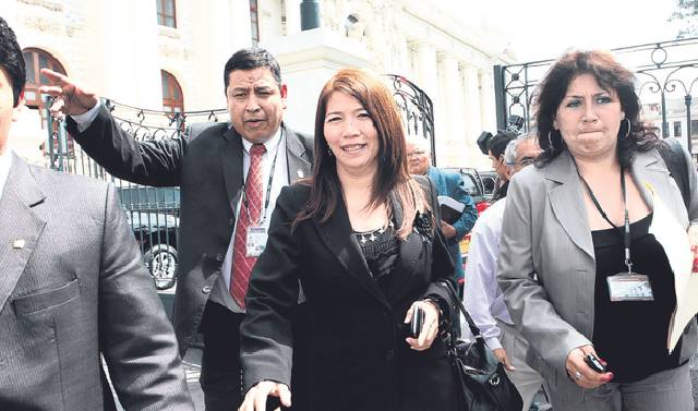 María Cordero podría ser la primera congresista sancionada por recorte de sueldos
