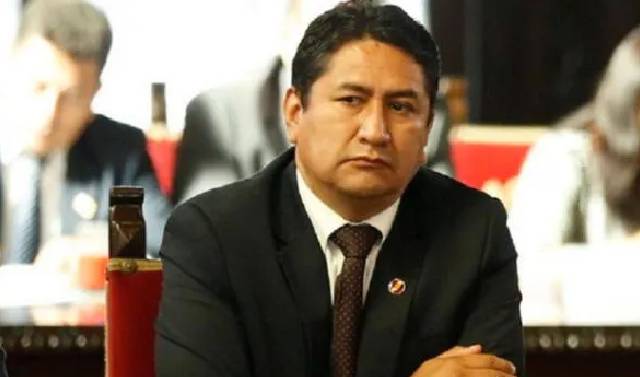 Absuelven a Vladimir Cerrón de delito de colusión por construcción de hospital en Huancayo