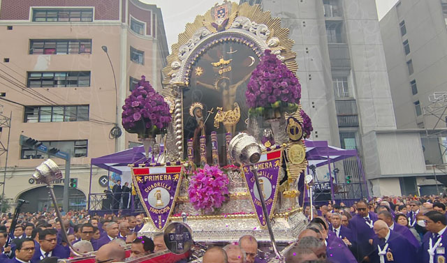 Tercer recorrido del Señor de los Milagros: imagen del Cristo Moreno recorre las calles de Lima