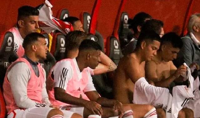 Imágenes revelan que Oliver Sonne sí tiró la camiseta de la selección peruana tras no debutar