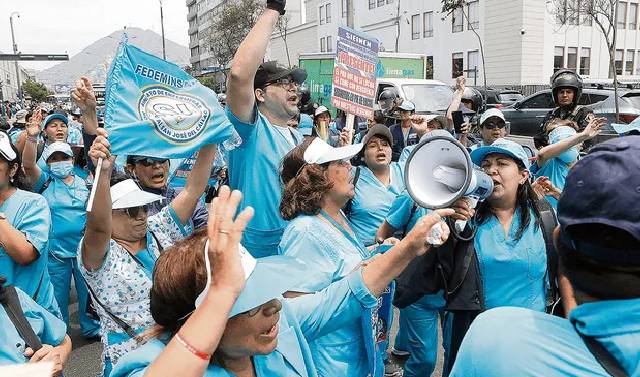 Trabajadores de salud y docentes toman las calles por presupuesto