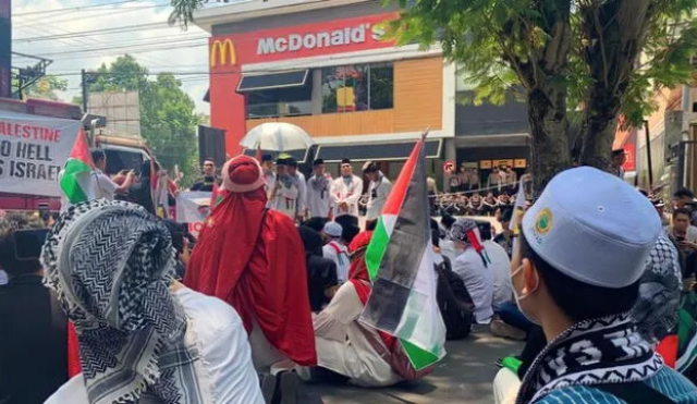 Ventas de McDonald's se desploman tras apoyar a Israel en ataques a Palestina