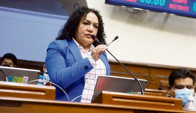 Congreso blinda a María Acuña por denuncia constitucional de recorte de sueldo
