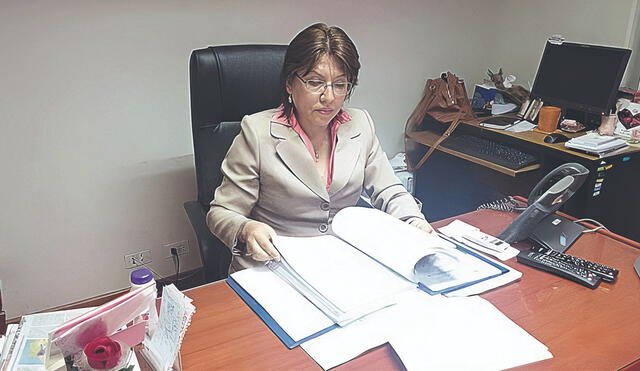 Fiscales supremos rechazan acusación contra Delia Espinoza