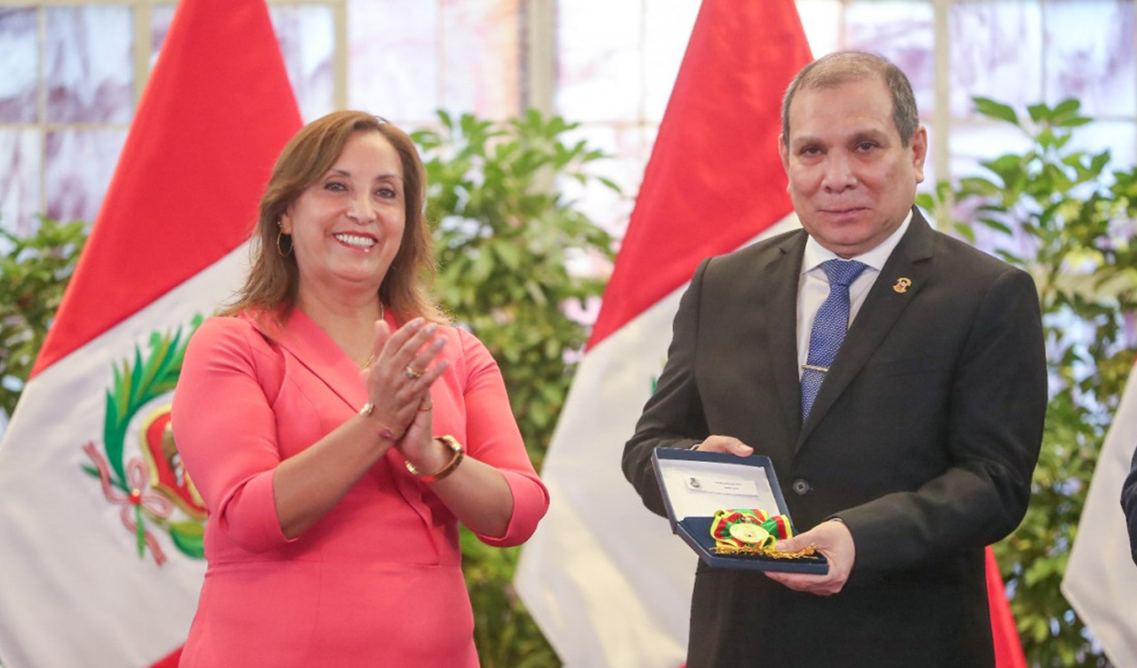 Transparencia califica de “cuestionable” condecoración de Dina Boluarte a presidente del PJ