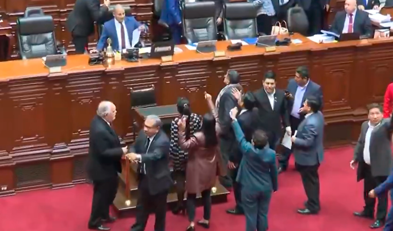 Congresistas protagonizan fuerte discusión tras aprobación de ley de cambios del sistema de pensiones