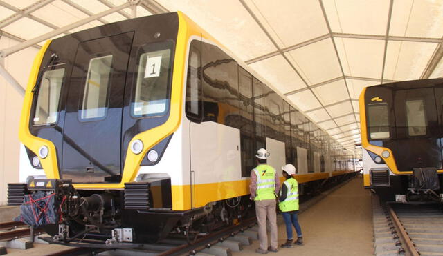 Los dos trenes que esperan en el norte y sur chico