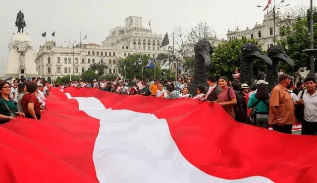 La mayoría de los peruanos no apoya la democracia