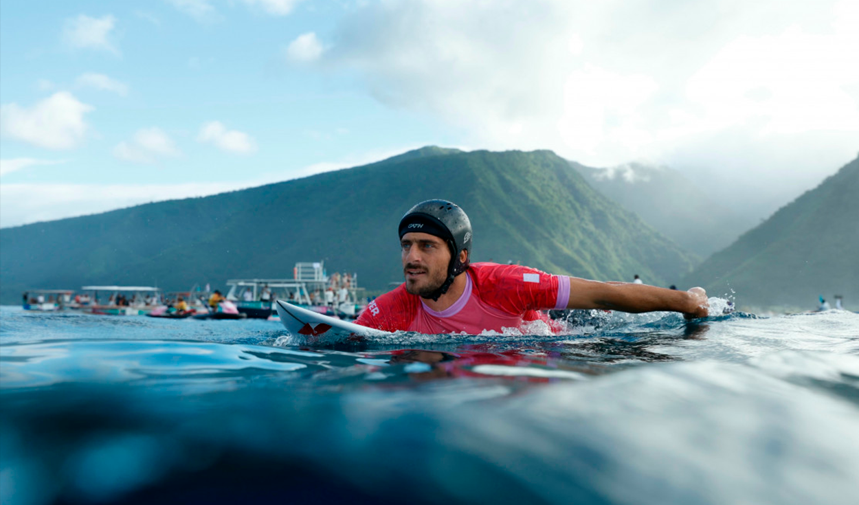 ¡Alonso Correa clasificó a las semifinales de surf de París 2024! Venció al japonés Reo Inaba