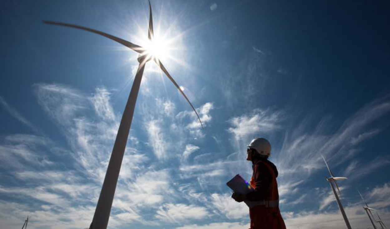 Controversia por norma que encarecería energías renovables en el Perú