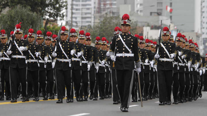 Familias enteras disfrutaron del variado y colorido cronograma del Desfile Militar. (Foto: La República)