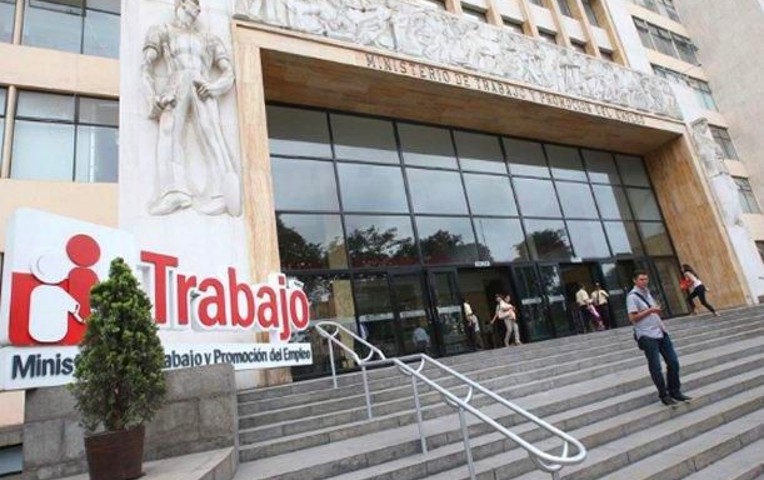 Ejecutivo aprobó el decreto de urgencia de ordenamiento de personal en el Estado