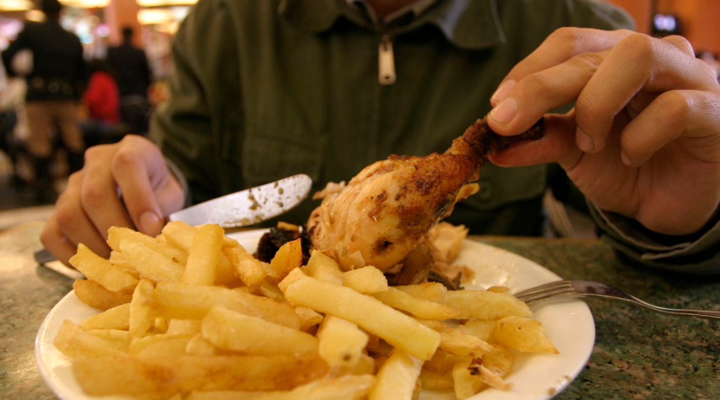 El Pollo a la brasa es considerado uno de los platos banderas del Perú. Foto: La República.