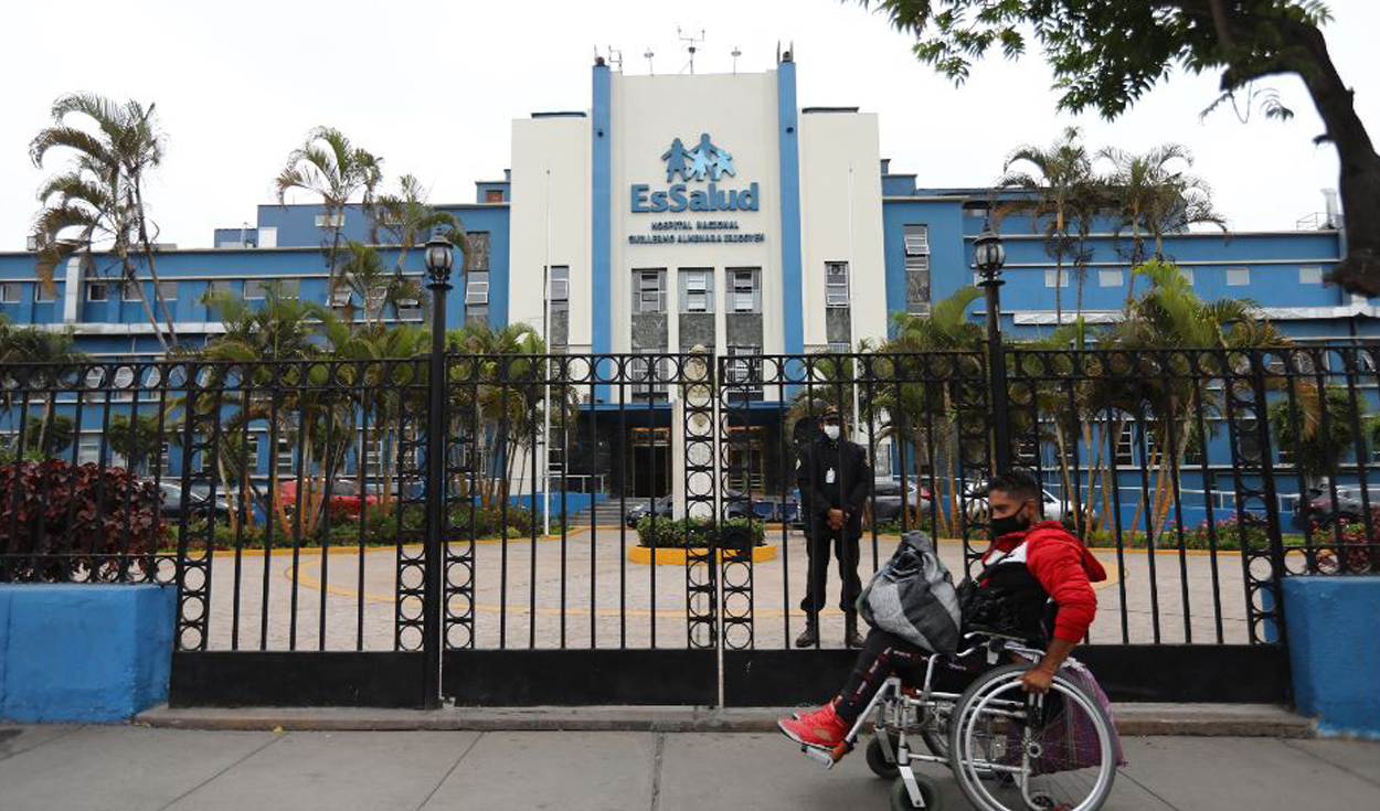 El hospital Guillermo Almenara (EsSalud) ya cuenta con la aprobación para el procesamiento de este tipo de muestras. Foto: Jorge Cerdán/La República