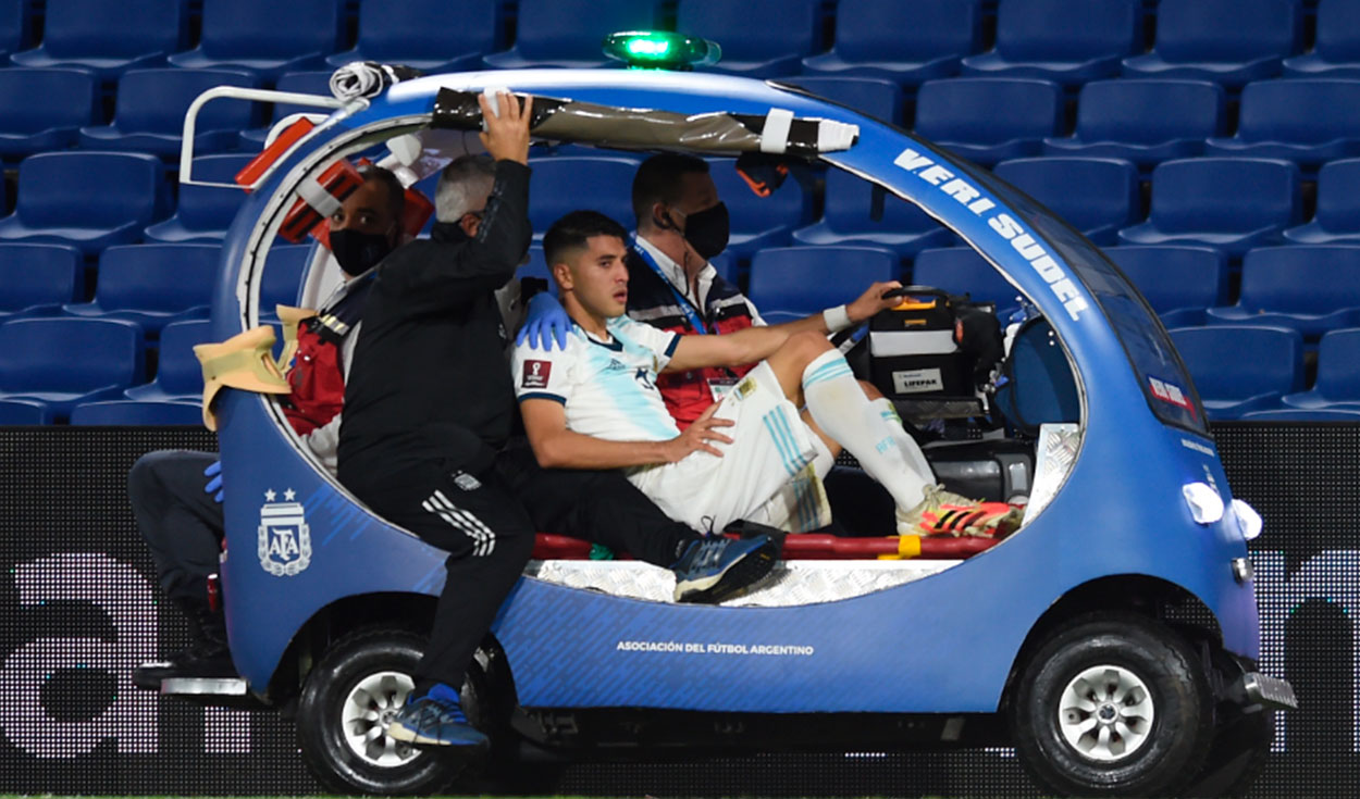 Exequiel Palacios sufrió un duro golpe en la zona lumbar en el duelo contra Paraguay por Eliminatorias. Foto: AFP.