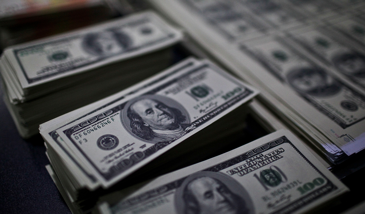 Dollar closes the day lower and is trading at S/3.7280 this Thursday, January 4