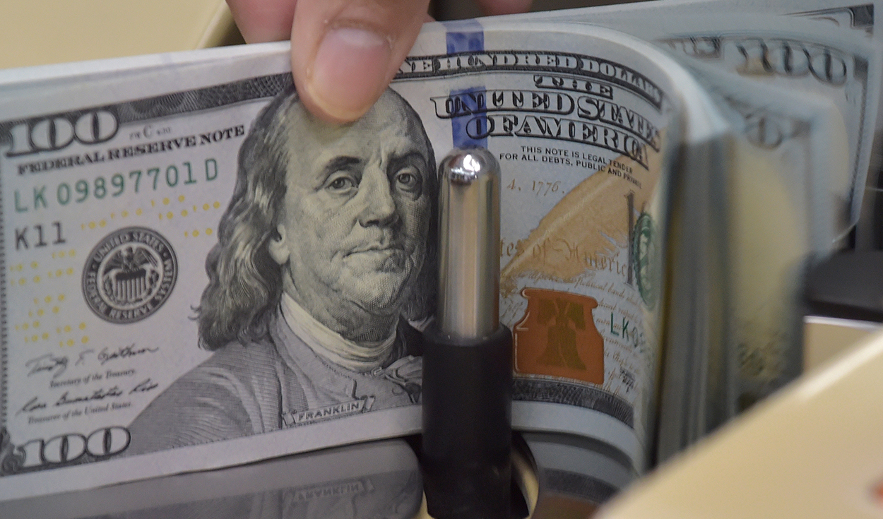 Dollar opens slightly lower and is trading at S/3.7392 this Thursday, January 18