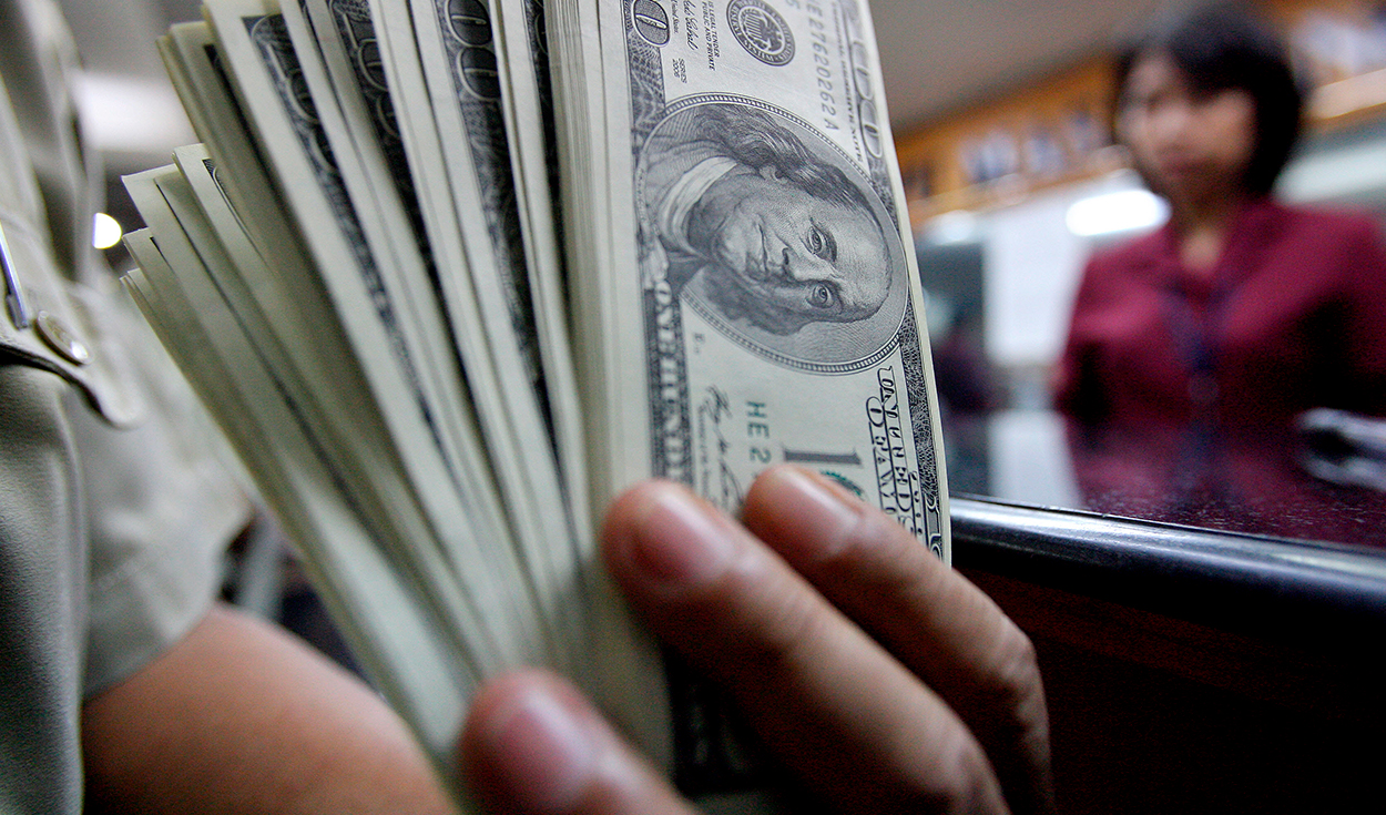 Dollar opens with a slight decline and is trading at S/3.7343 this Thursday, January 4