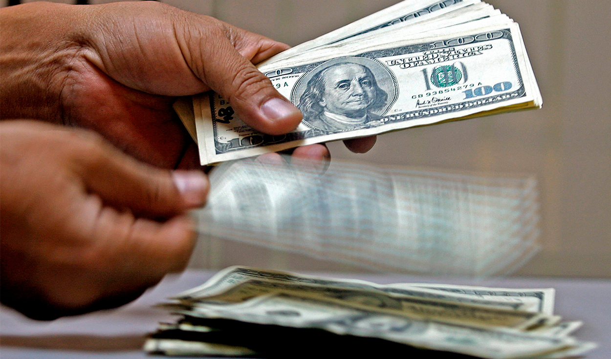 The dollar closed the day stable and was quoted at S/3.6950 this Monday, January 15