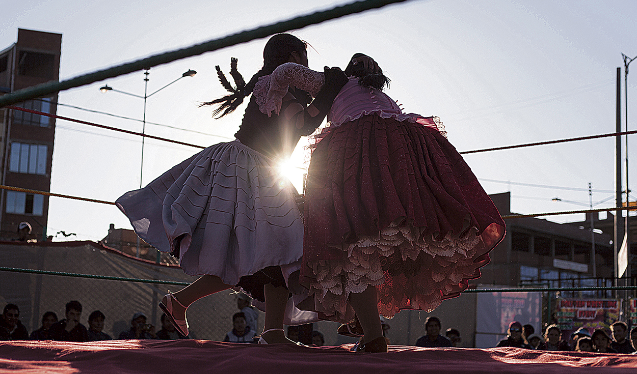 Luchadoras. “Cholitas Wrestling”, imagen que captó Carina Escudero en La Paz, Bolivia.