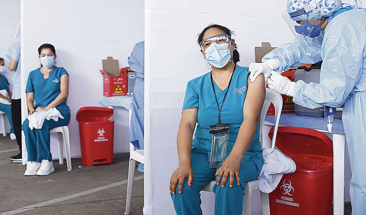 Guerreros. Enfermeras y los médicos fueron los primeros. Foto: Marco Cotrina/La República