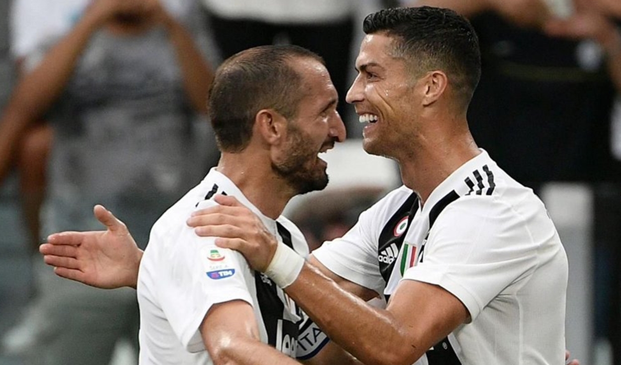 Giorgio Chiellini celebrando con Cristiano Ronaldo, un gol del portugués con la Juventus. Foto: EFE