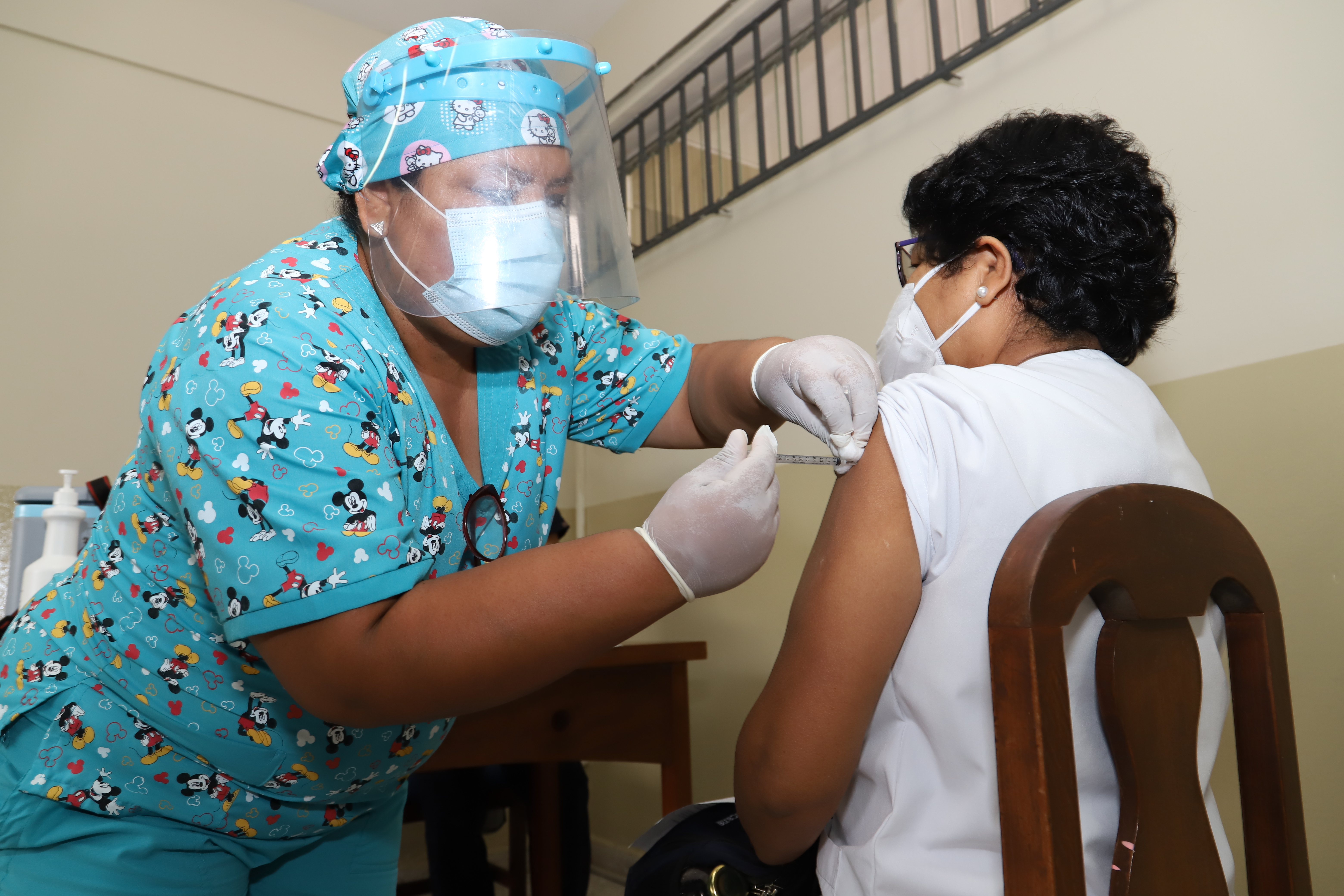 Obstetras, psicólogos, odontólogos y otros profesionales serán vacunados en Trujillo