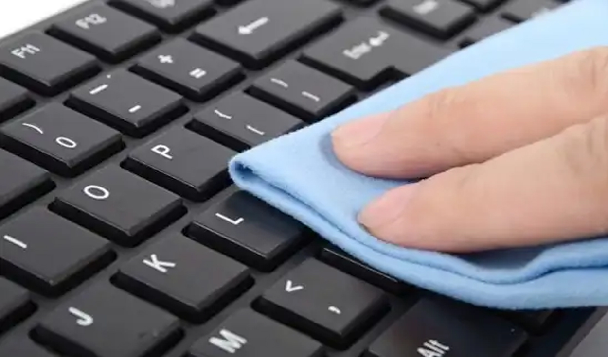 Esta es la manera correcta de limpiar el teclado de tu PC o laptop