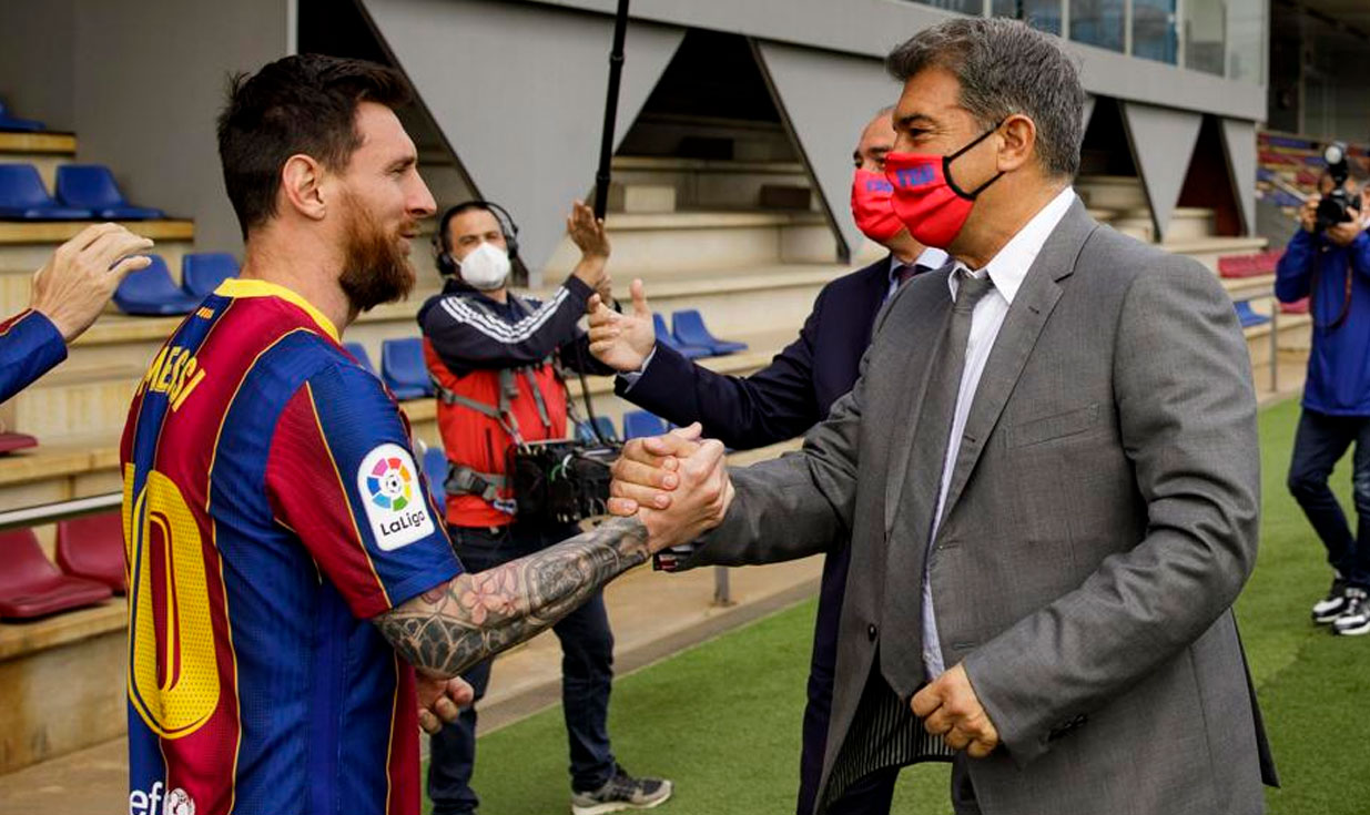 Messi y Laporta saludándose en la foto oficial del conjunto azulgrana. Foto: FC Barcelona
